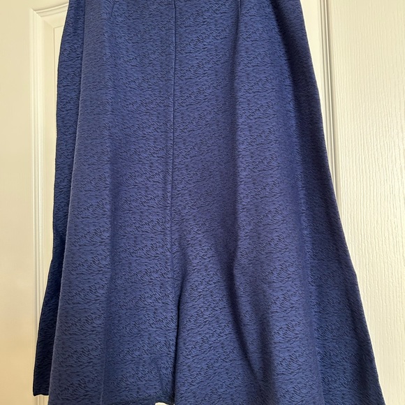 Cabi tulip skirt style #3097  navy blue.  Textured fabric. Size 4 - Picture 2 of 2